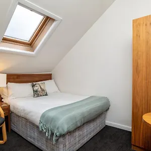 Spacious 5-bedroom Townhouse In The West-end Apartment